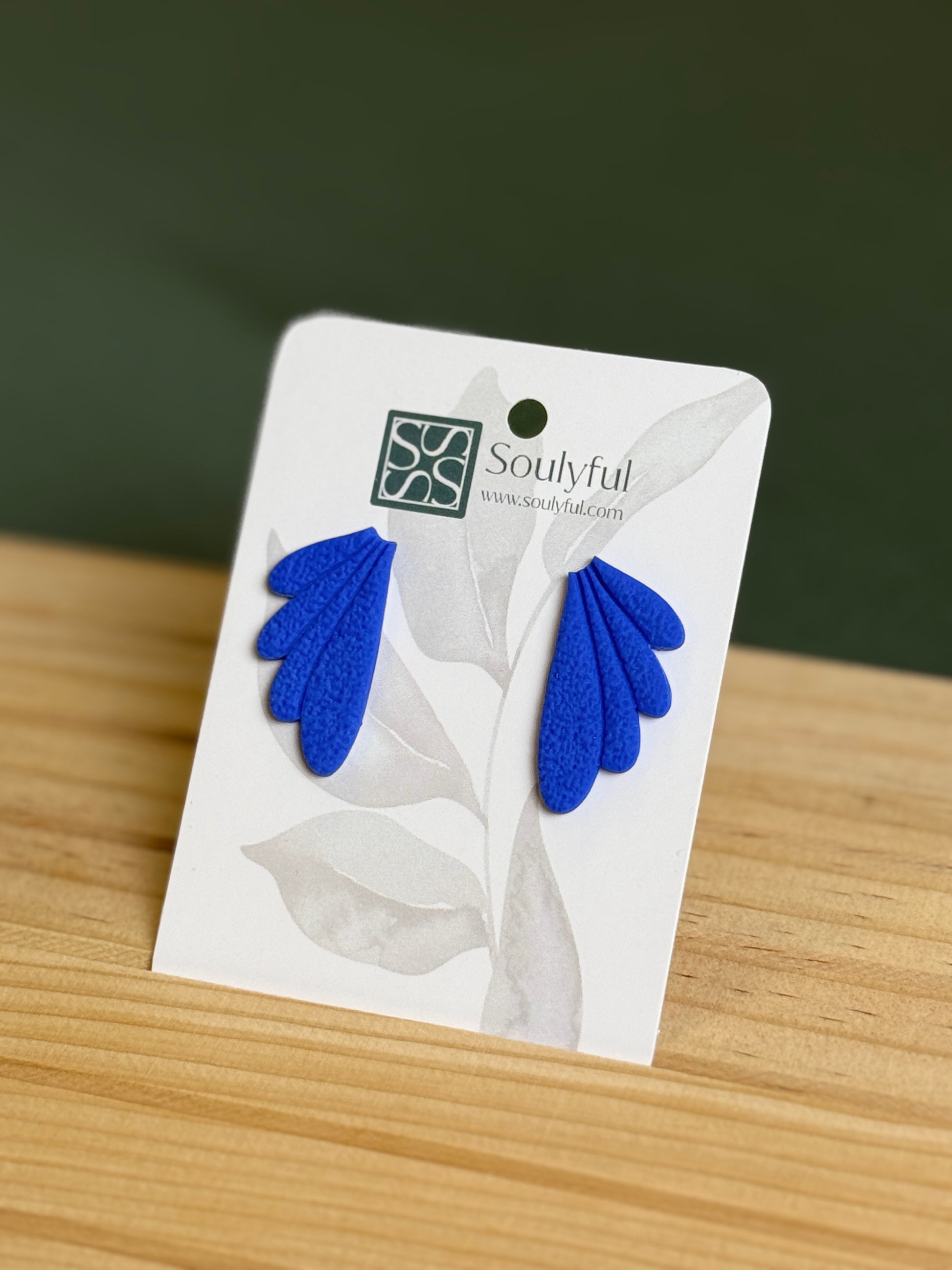 Handgemachte Feder-Ohrstecker Cobalt Feather in Kobaltblau von Soulyful